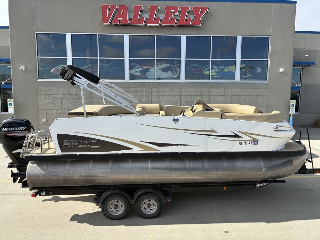 2015 Larson Escape 2200 RT - Image 1