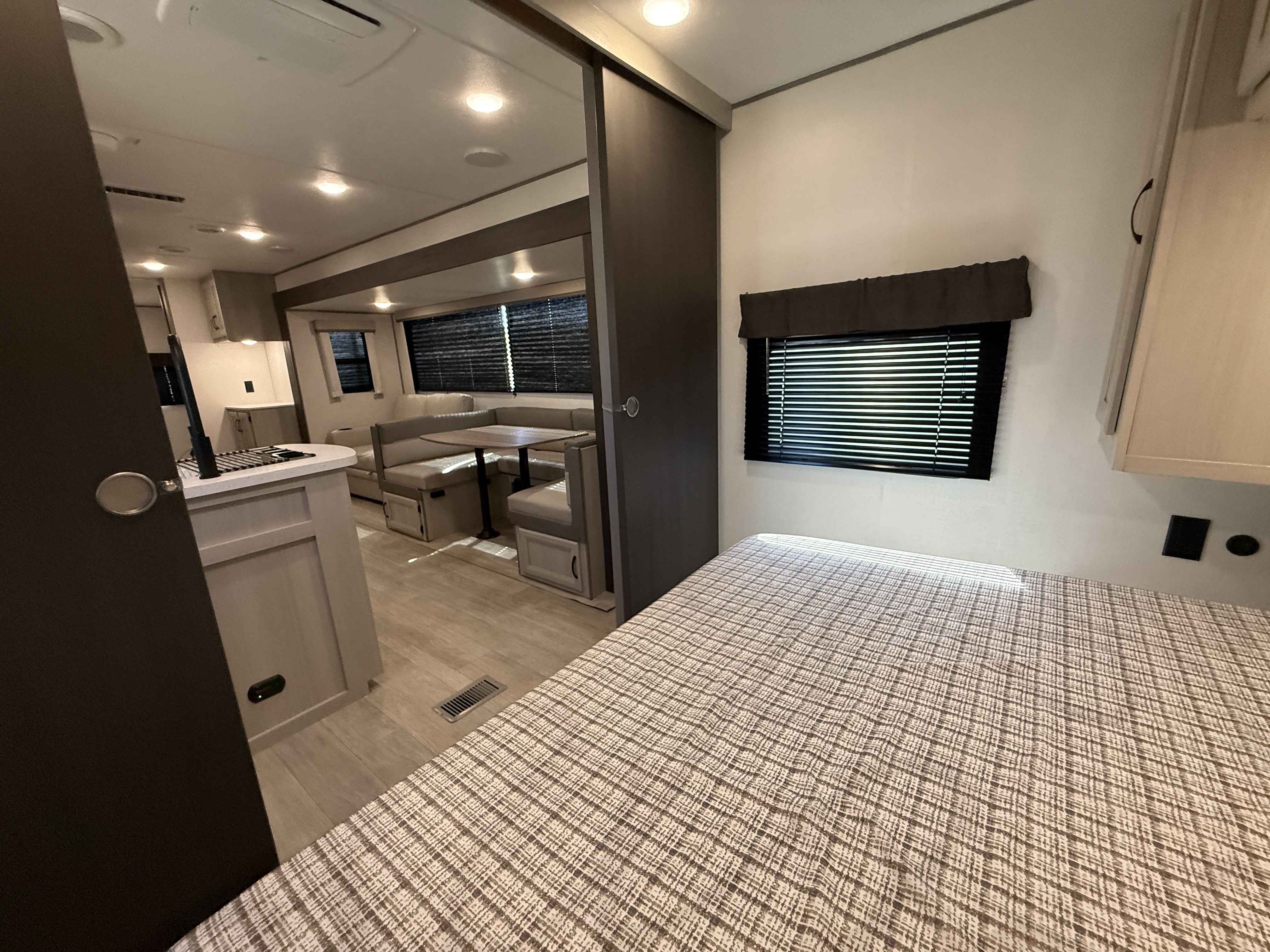 2027 Coachmen Catalina Legacy Edition 323BHDSCK - Image 24