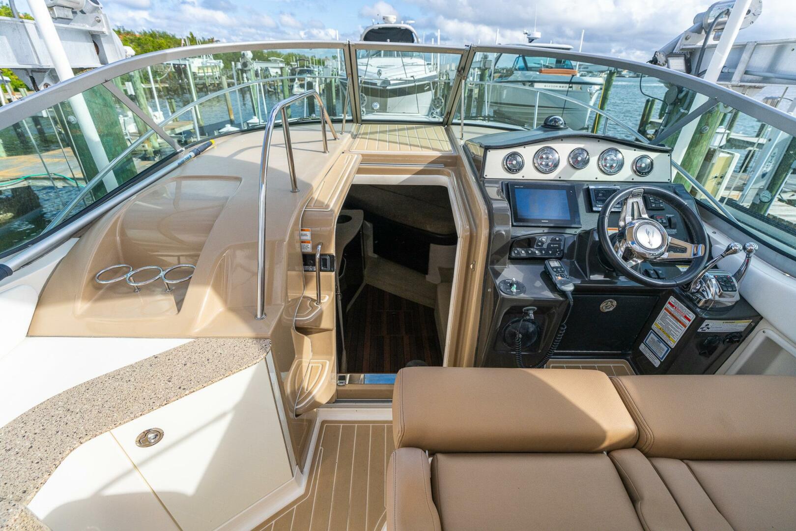 2016 Sea Ray 330 Sundancer - Image 11