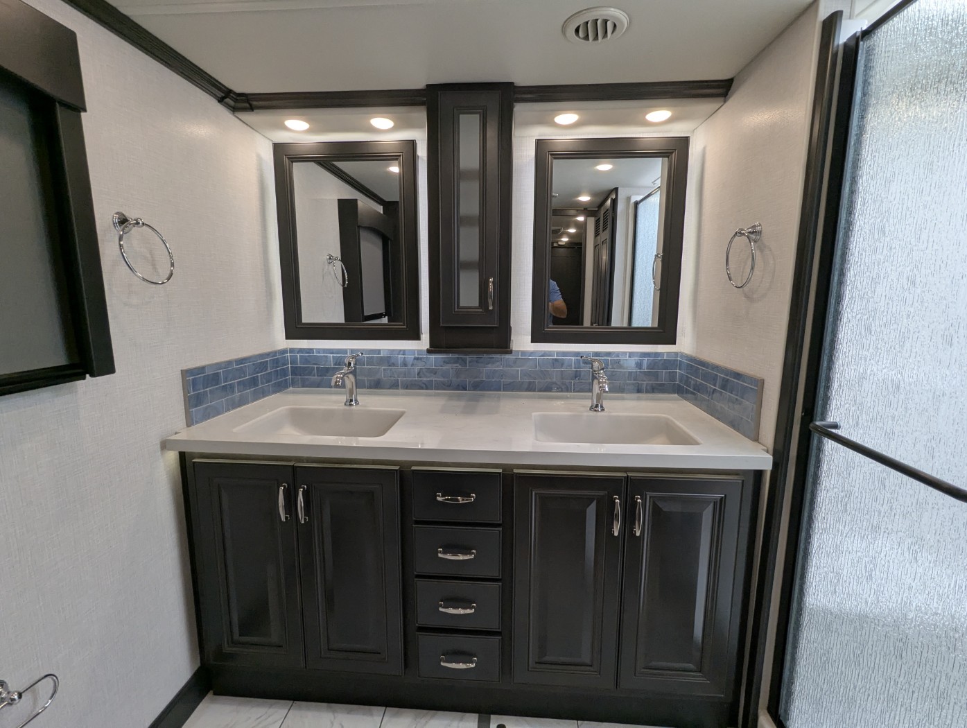 2026 Fleetwood Discovery 38W - Image 32