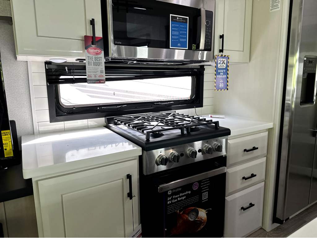 2027 JAYCO PINNACLE 32RLTS - Image 13
