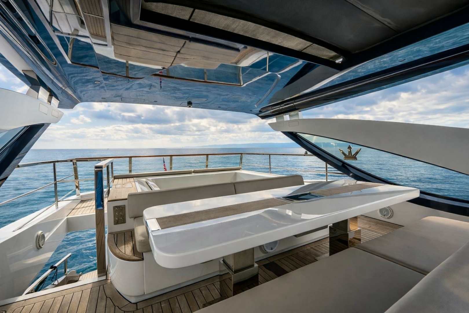 2018 Dominator Yachts Dominator Ilumen Base - Image 33