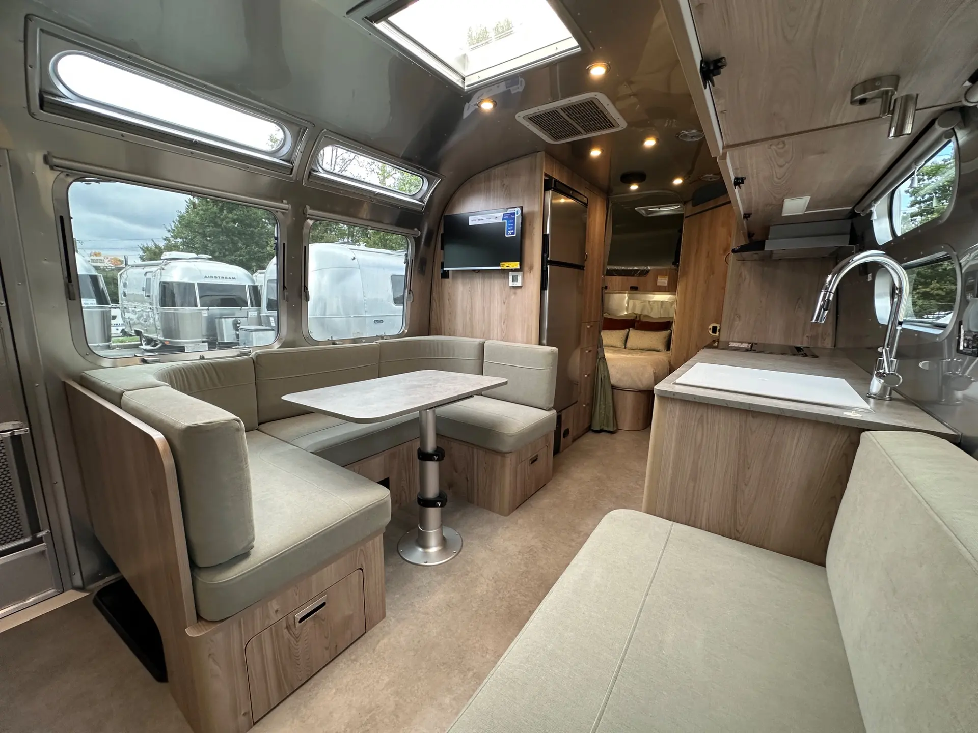 2027 Airstream Flying Cloud 30FB Bunk - Image 66