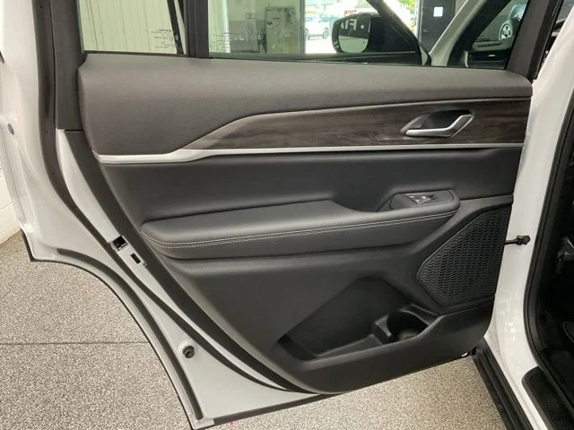 2026 Jeep Grand-Cherokee-L Laredo Altitude 4x4 - Image 24
