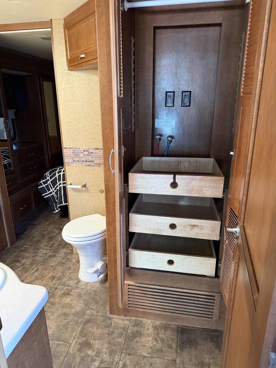 2014 Thor Motor Coach Challenger 37GT - Image 10