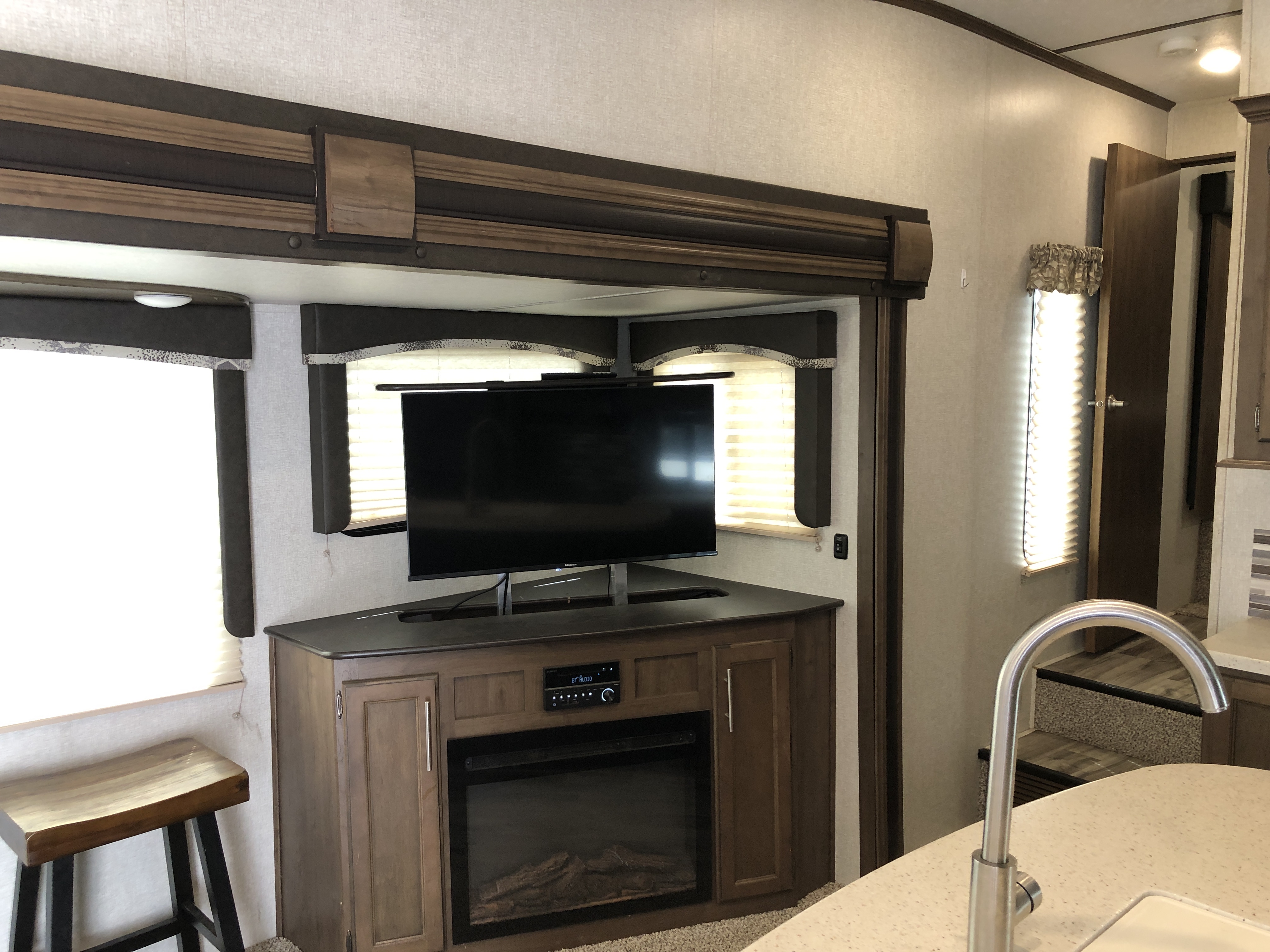 2018 Keystone Cougar Half-Ton East 27RLS - Image 4