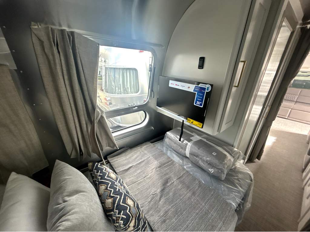 2027 AIRSTREAM CLASSIC 28RBT - Image 14