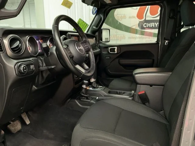 2023 Jeep Gladiator Crew Cab Sport S 4WD - Image 13