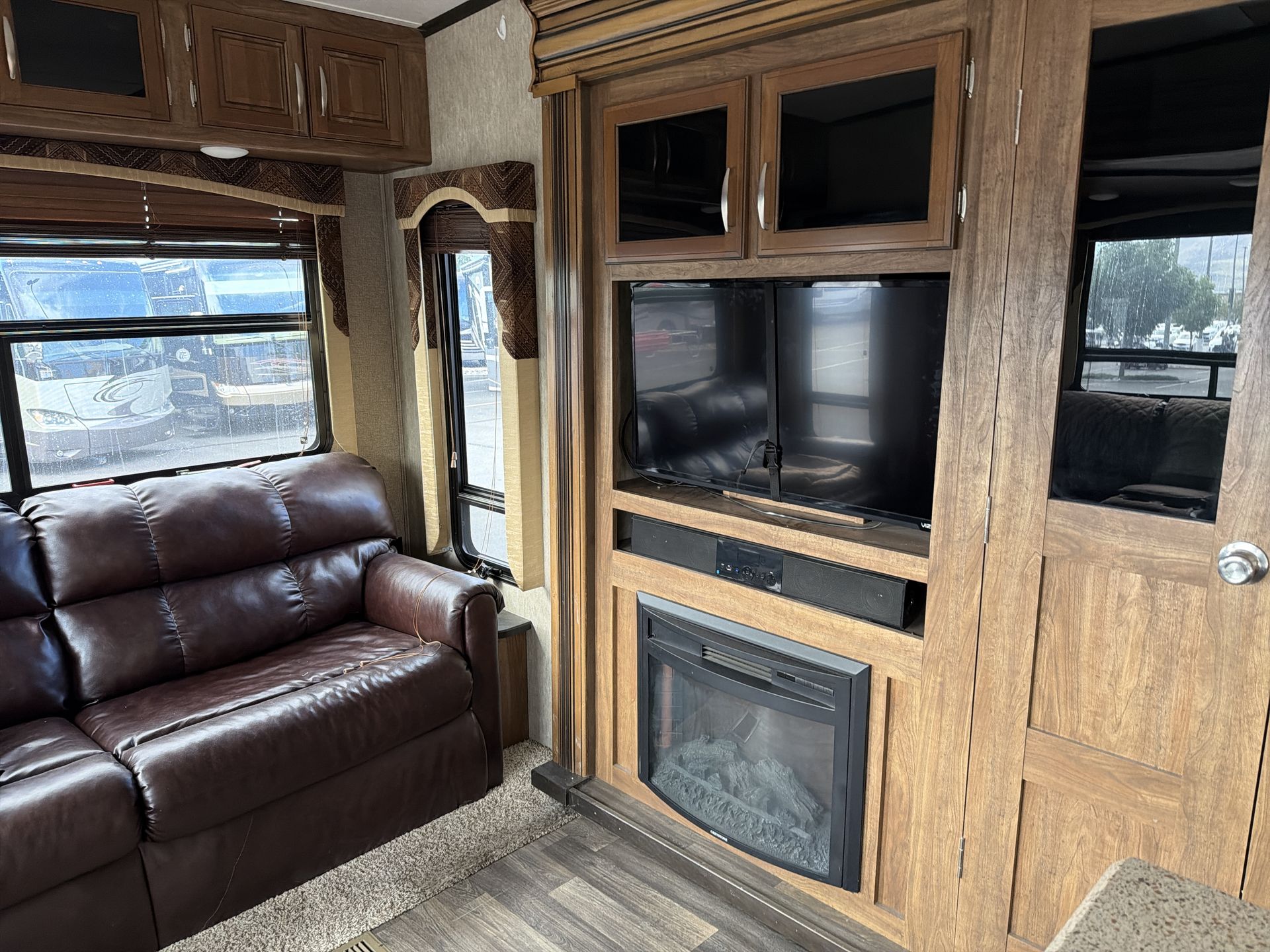 2015 Keystone Montana High Country 353RL - Image 14