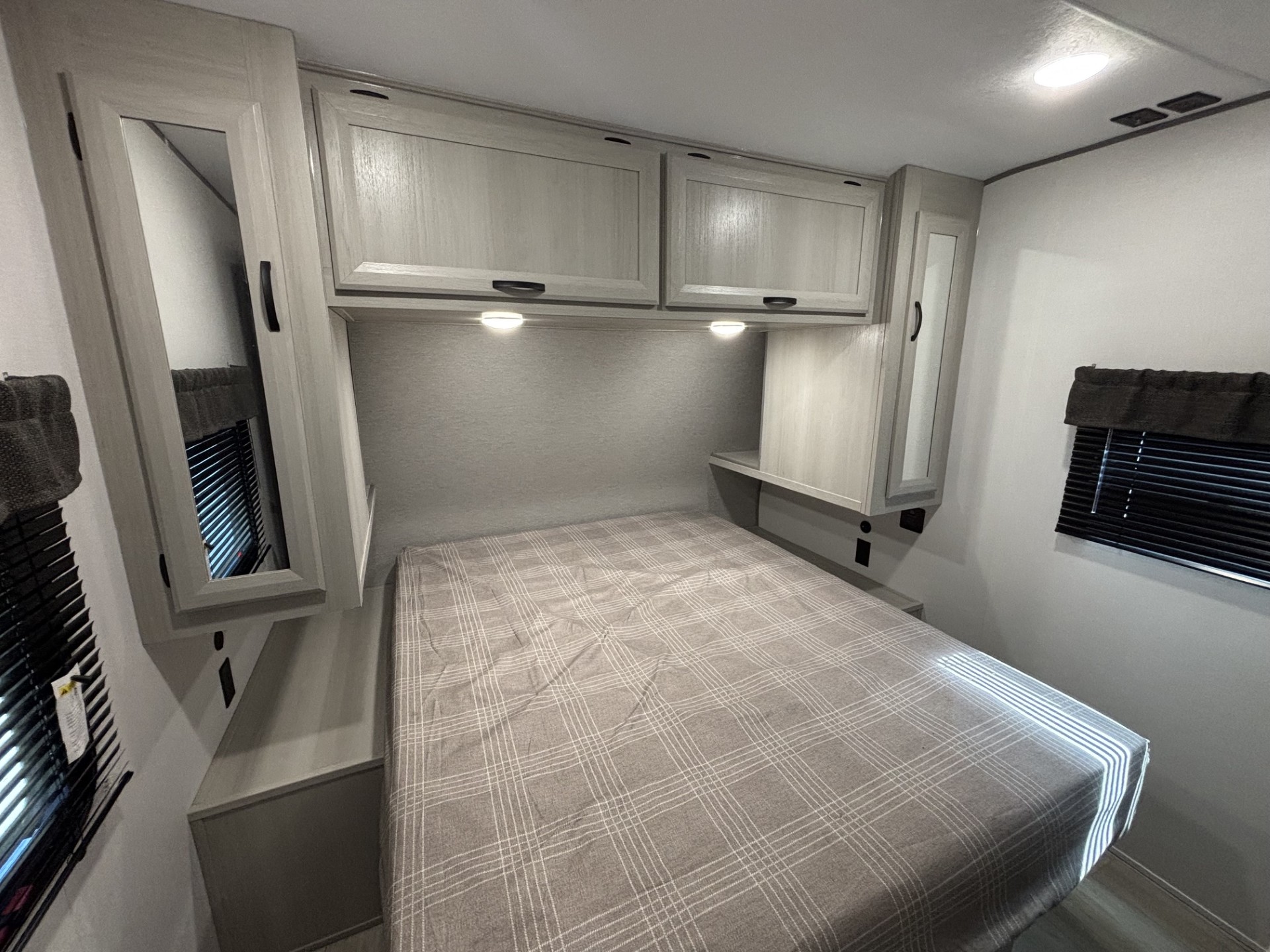 2027 Coachmen Catalina Legacy Edition 293TQBSCK - Image 17