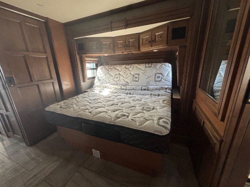 2020 American Coach American Revolution 42Q - Image 11