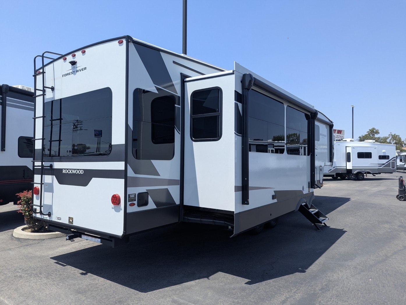 2026 Forest River Rockwood Signature 401SFB - Image 5