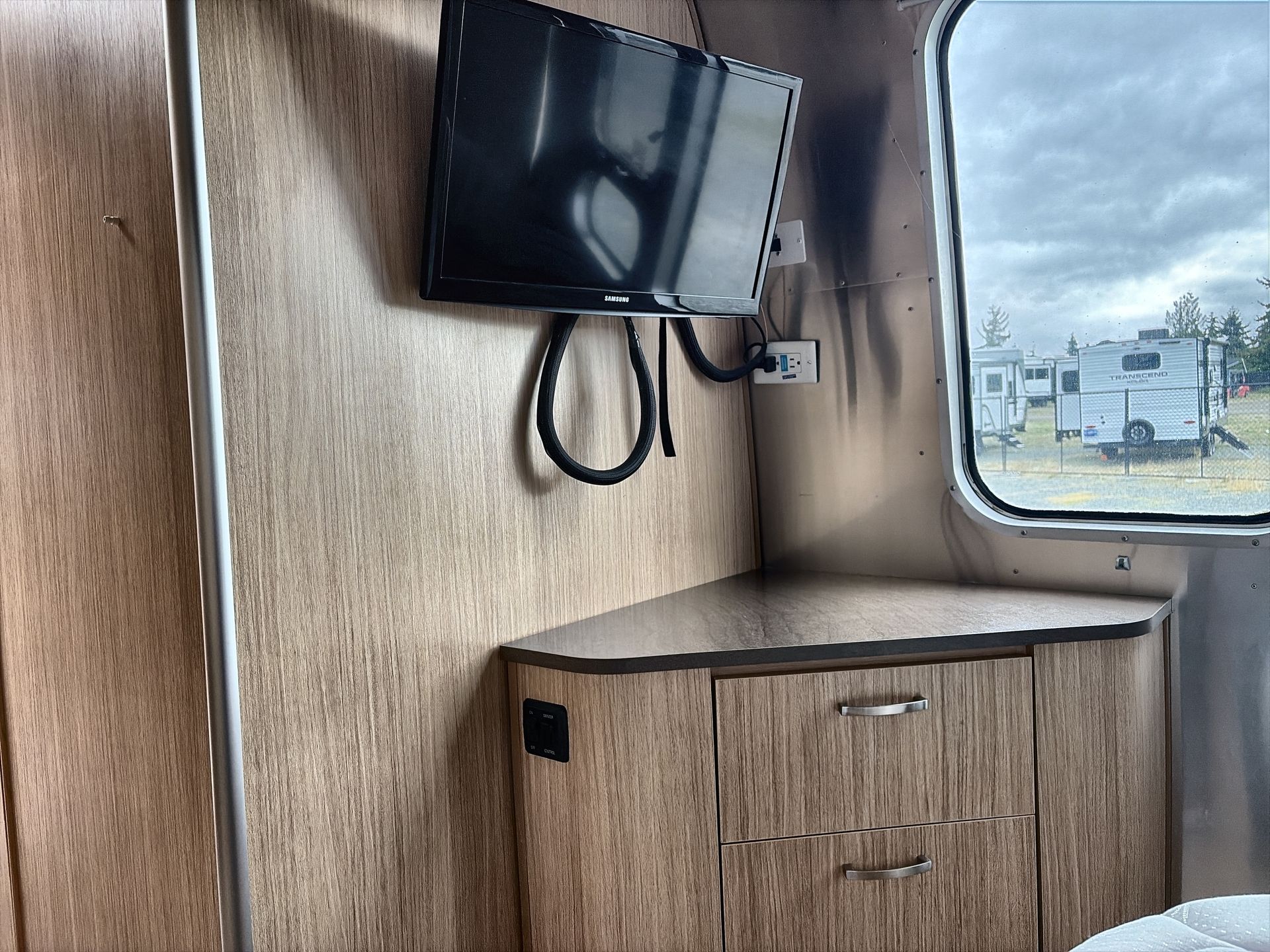2018 Airstream Flying Cloud 26RB - Image 12