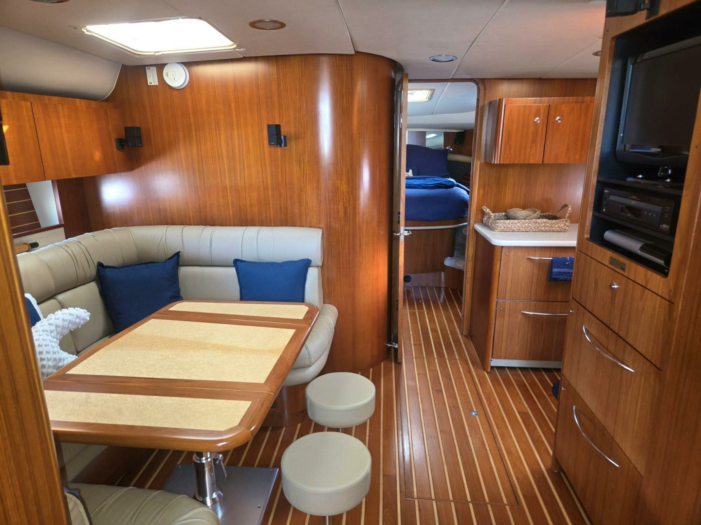 2001 TIARA - Image 23