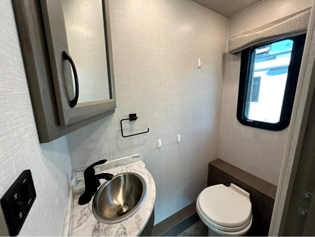 2024 HOLIDAY RAMBLER INVICTA 36Y - Image 27