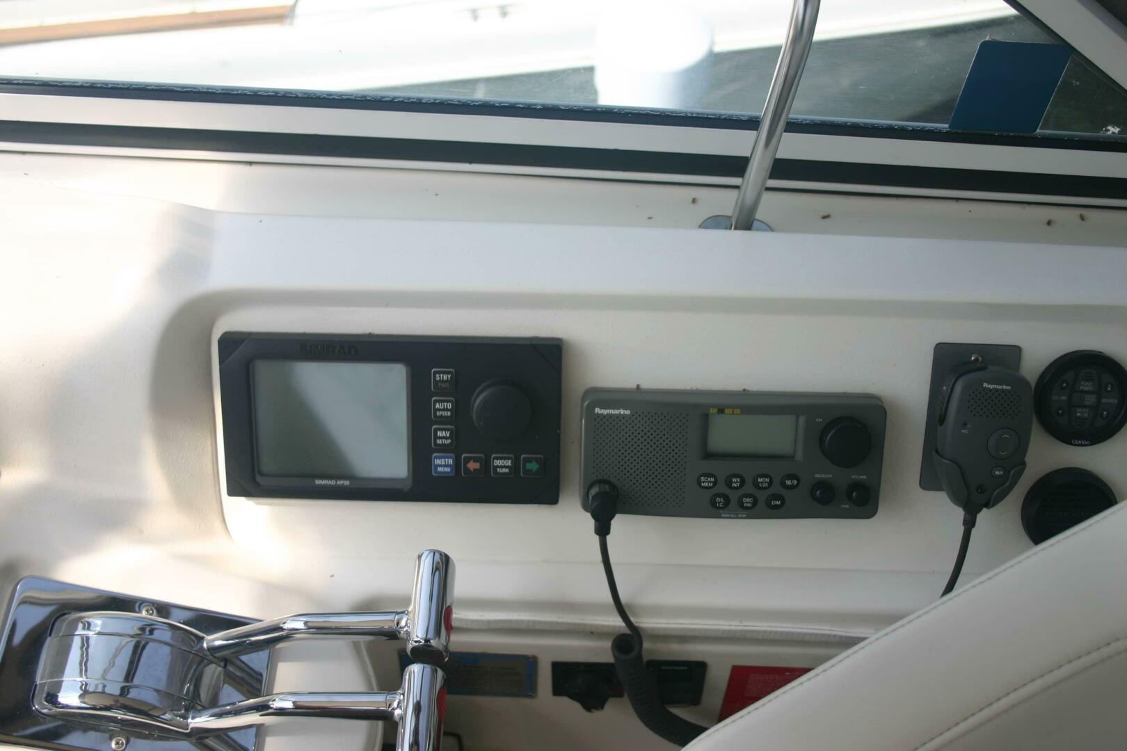 2001 Cruisers Yachts 3750 Motor Yacht - Image 12