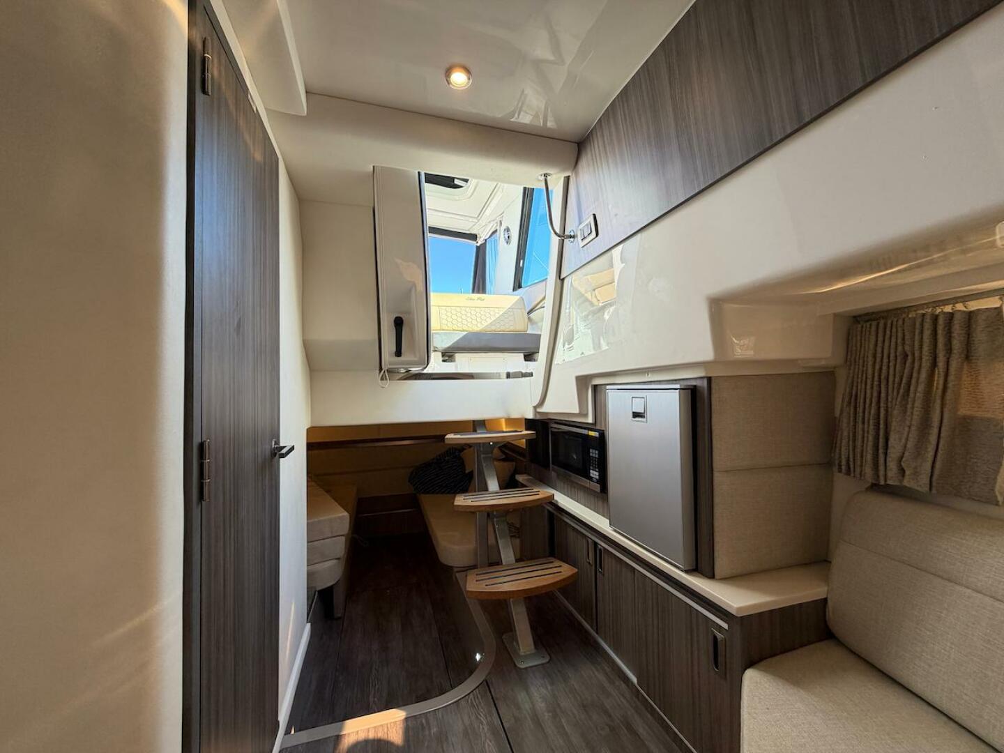 2023 Sea Ray 320 Outboard - Image 38