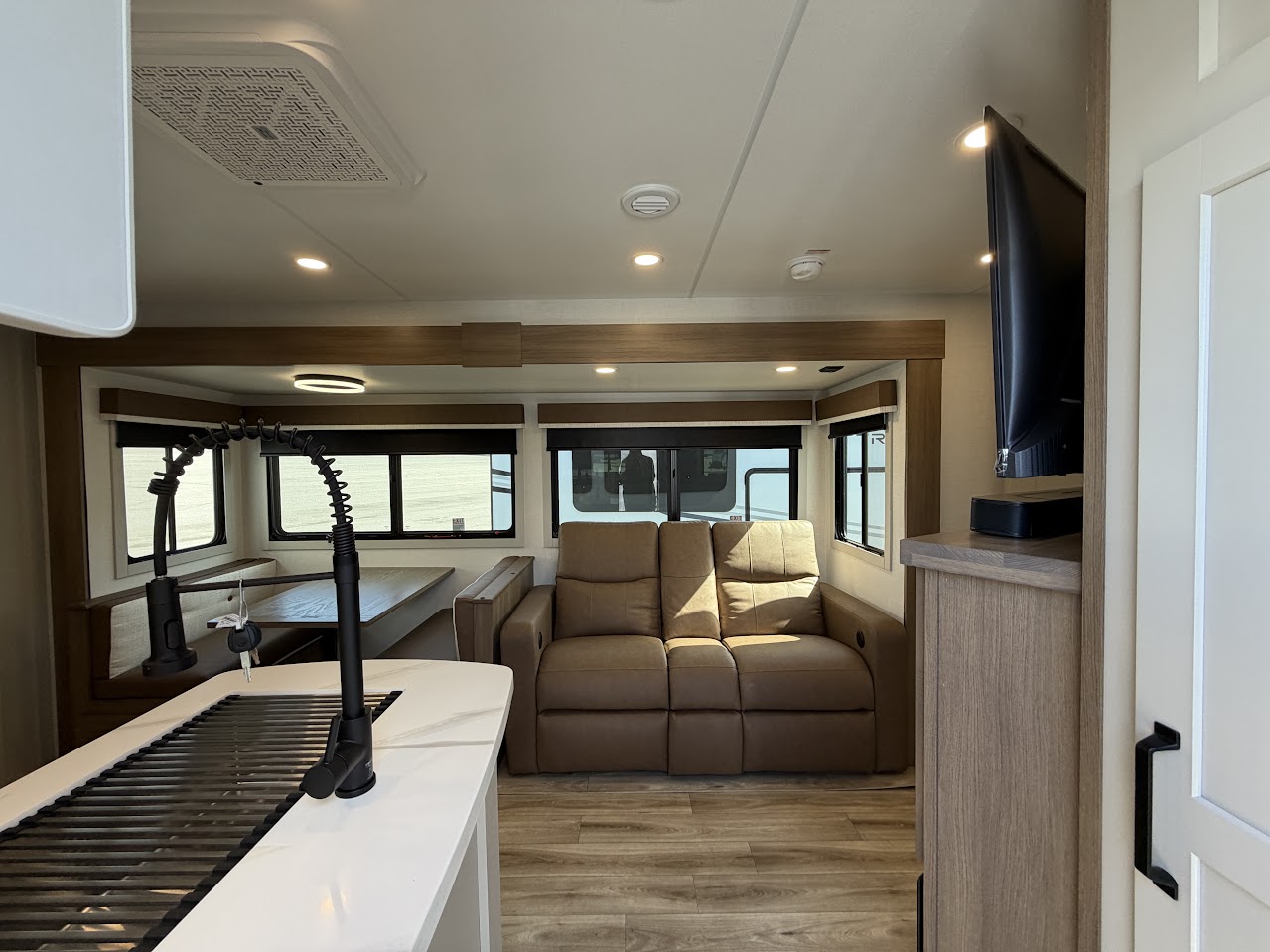 2027 VENTURE RV SPORTTREK 343VBH - Image 15