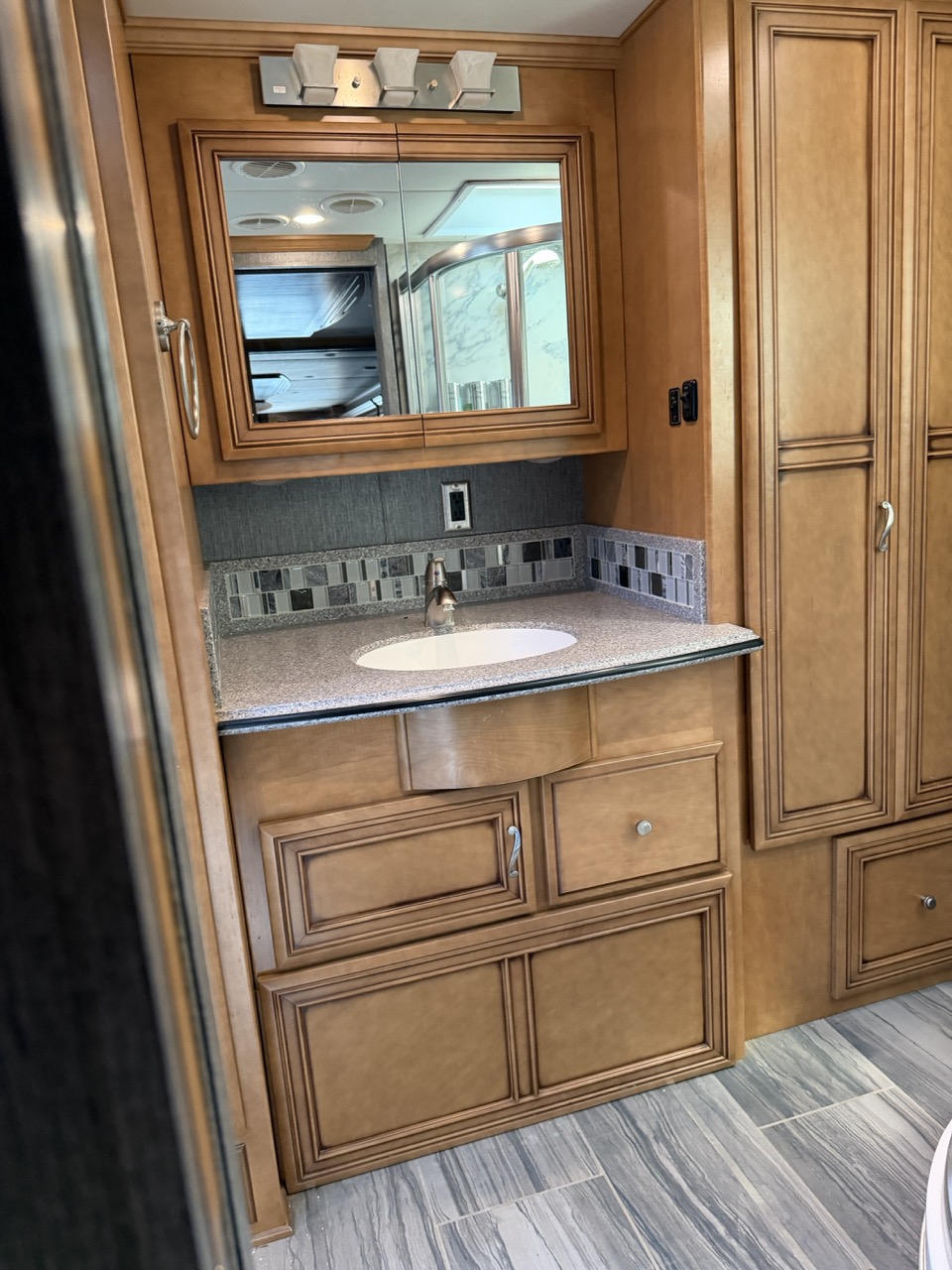 2015 Newmar Ventana 3636 - Image 20