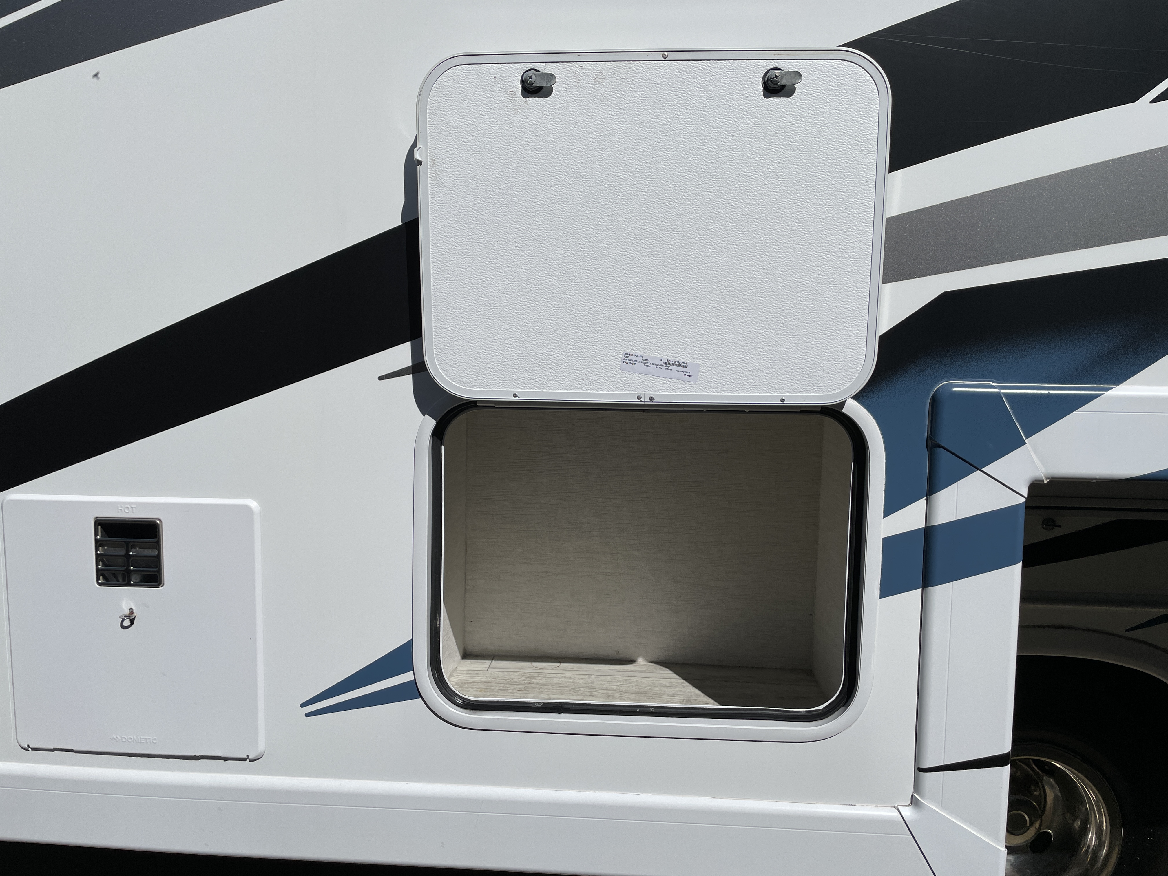 2024 Thor Motor Coach Chateau 27R - Image 8