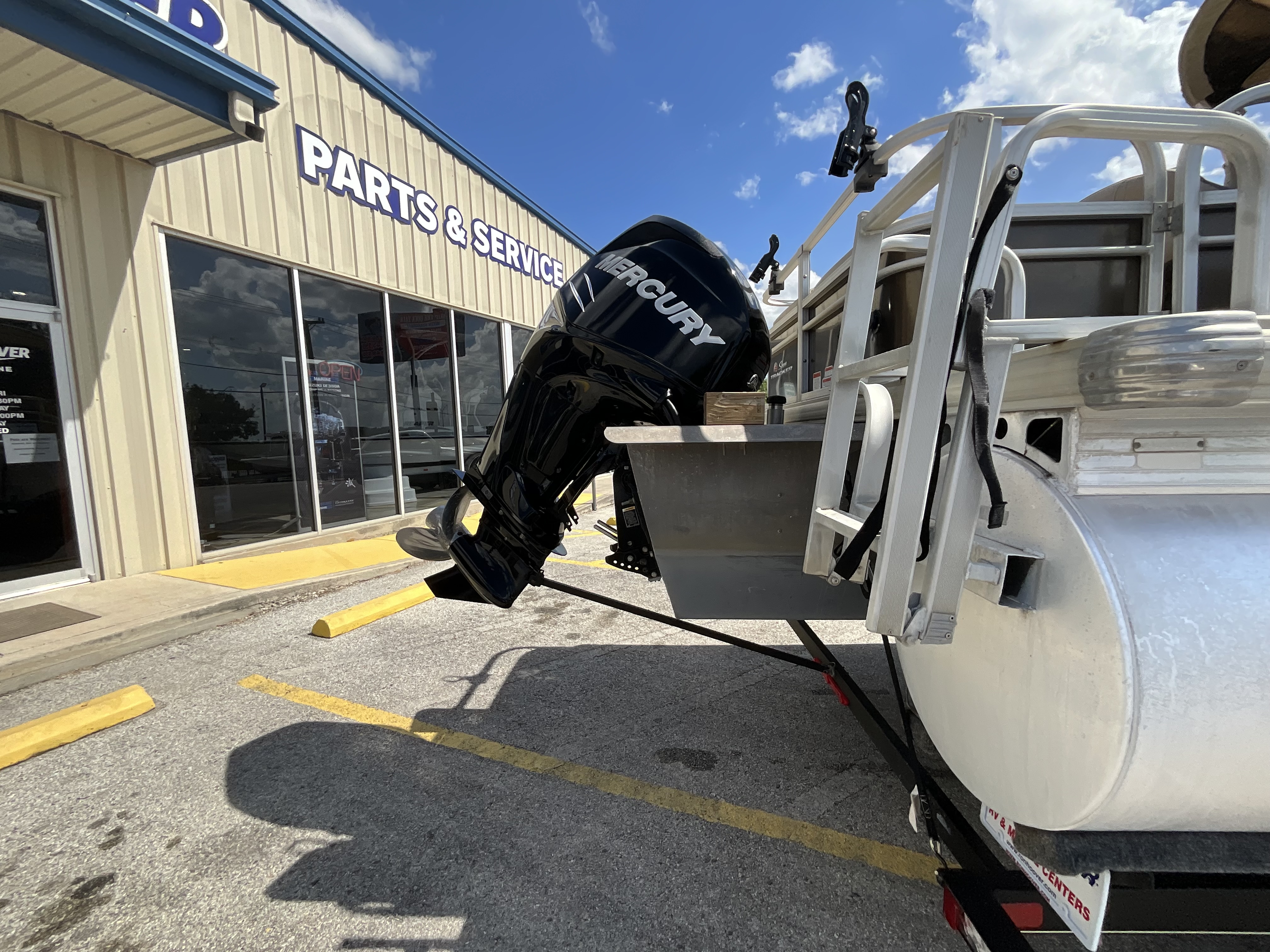 2018 TRACKER 2018 PARTY BARGE 24 XP3 - Image 5