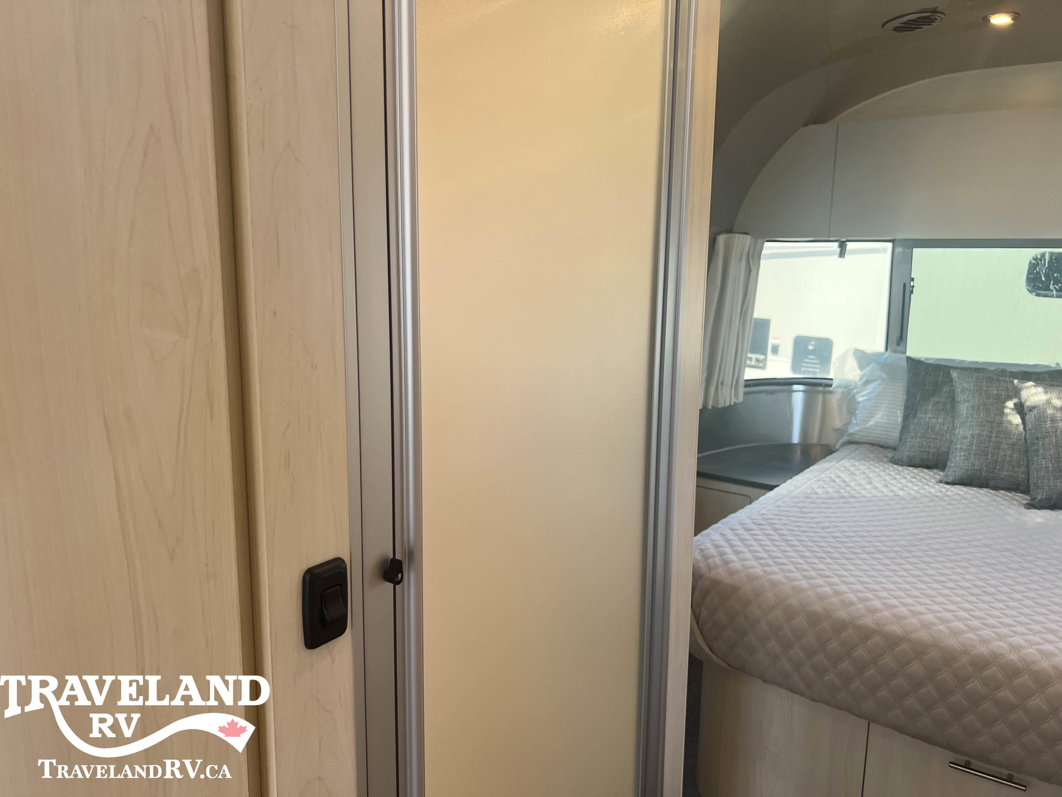 2026 Airstream Flying Cloud 27FB - Image 21