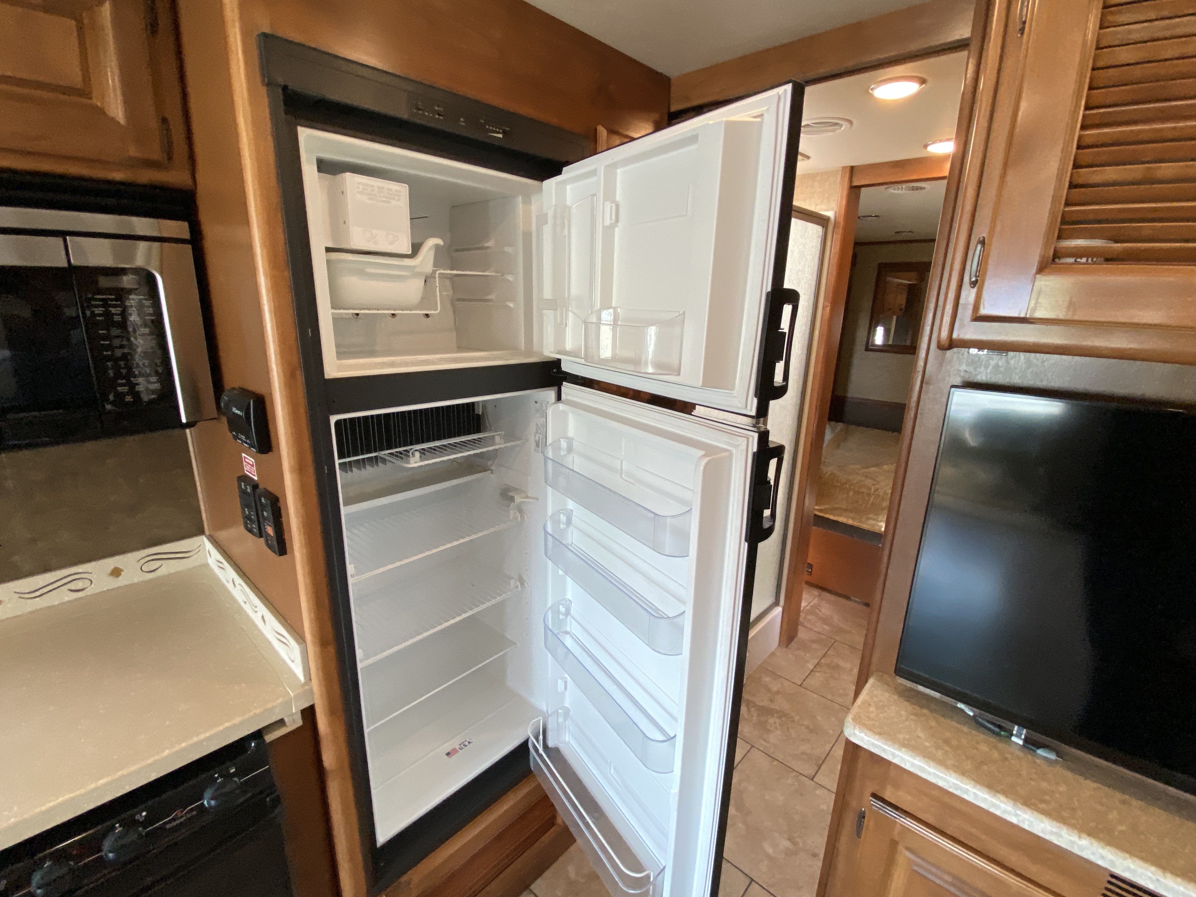 2014 Tiffin Allegro 32 CA - Image 17
