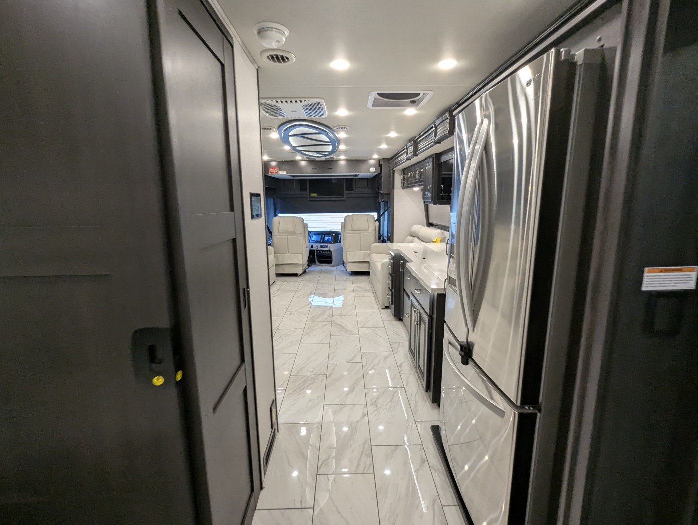 2026 Fleetwood Discovery 38W - Image 42