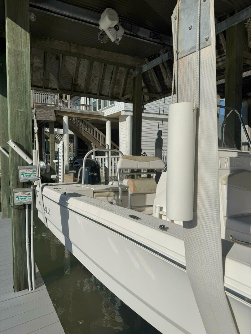 2016 Robalo 226 Cayman - Image 6