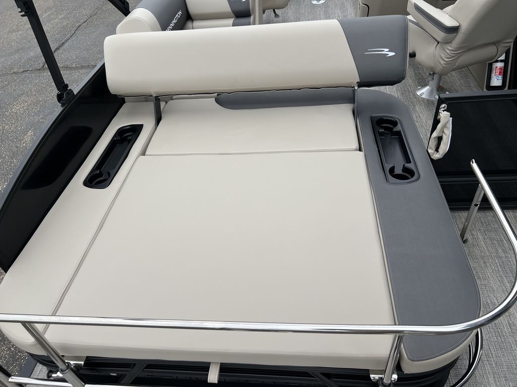 2025 Bennington 22 SSB Tritoon Pontoon - Image 30