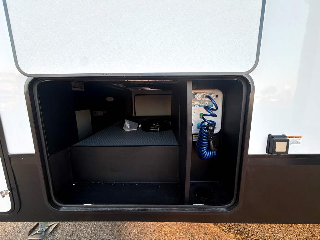2027 VENTURE RV SPORTTREK 312VTB - Image 9