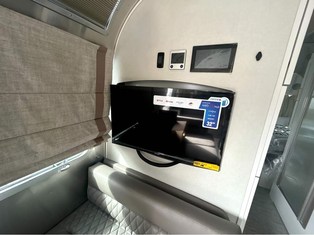 2027 AIRSTREAM CLASSIC 28RBT - Image 26