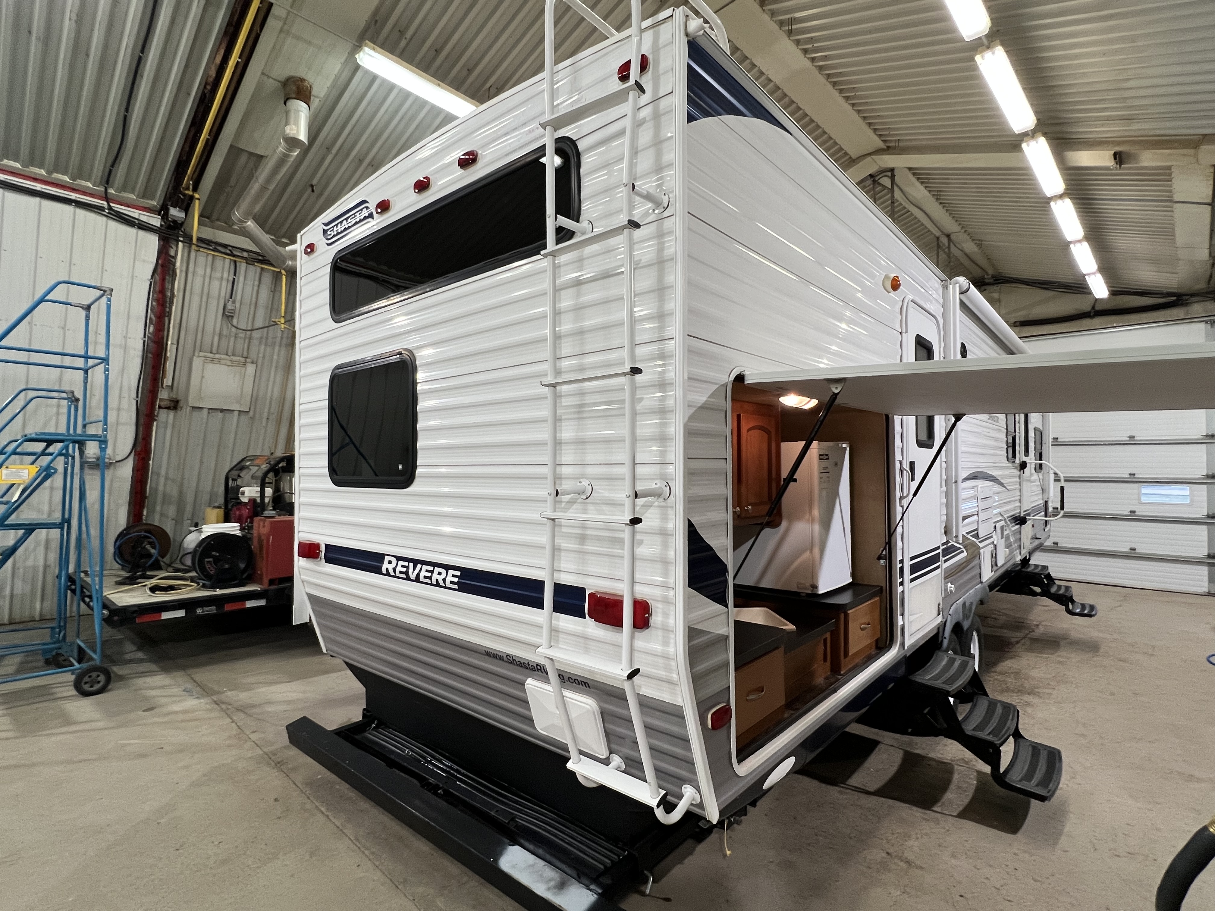 2011 SHASTA REVERE 32BHDS HMS - Image 7