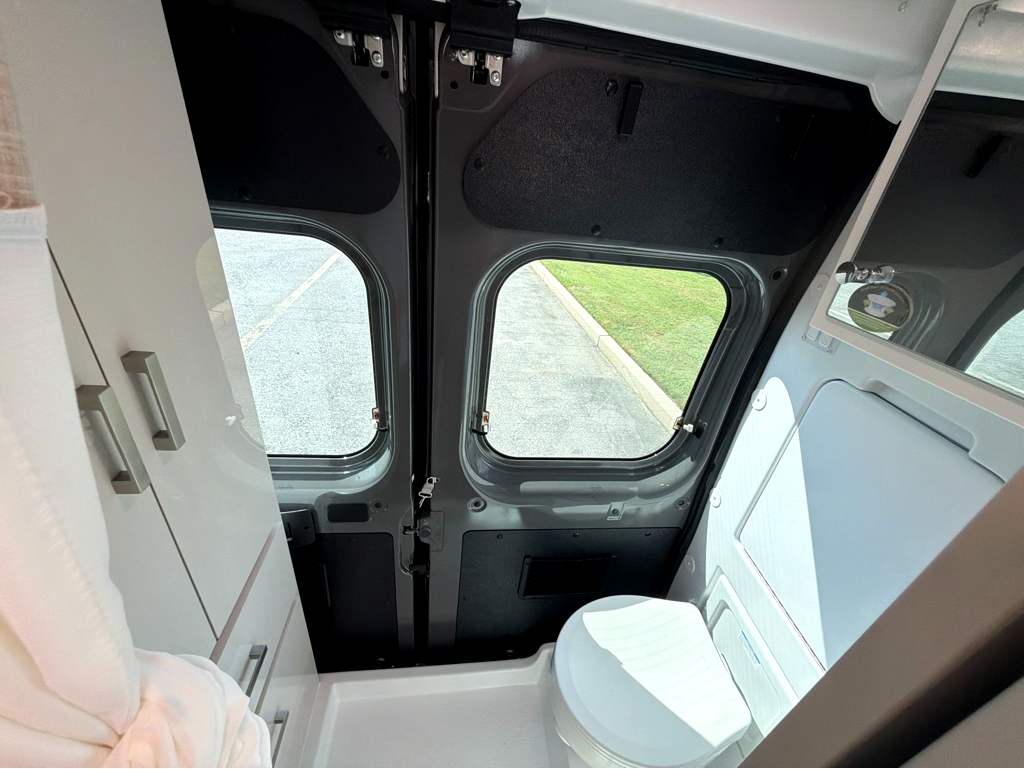 2027 THOR MOTOR COACH SEQUENCE 20L - Image 12
