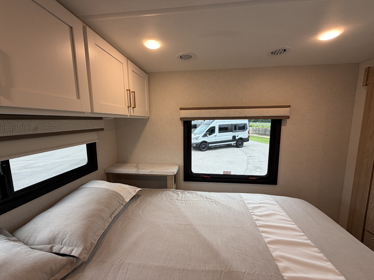 2027 THOR MOTOR COACH MAGNITUDE GA31 - Image 43