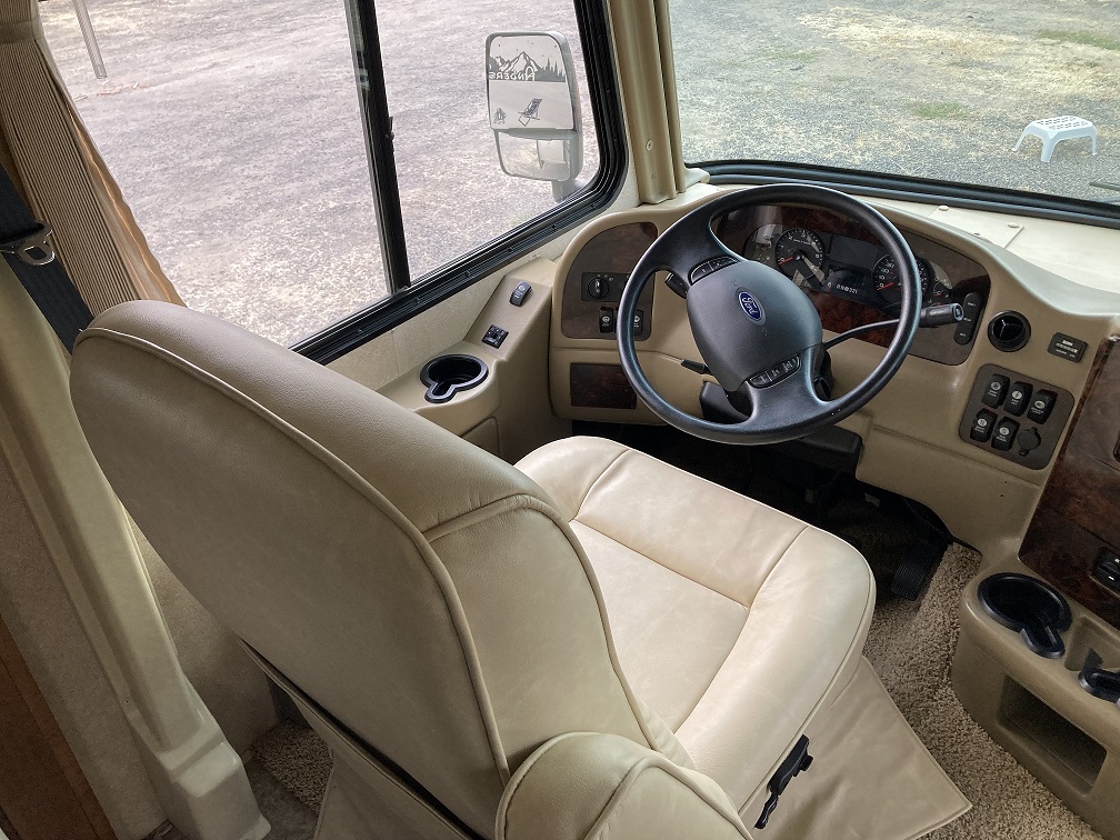2012 Thor Motor Coach Challenger 32VS - Image 6