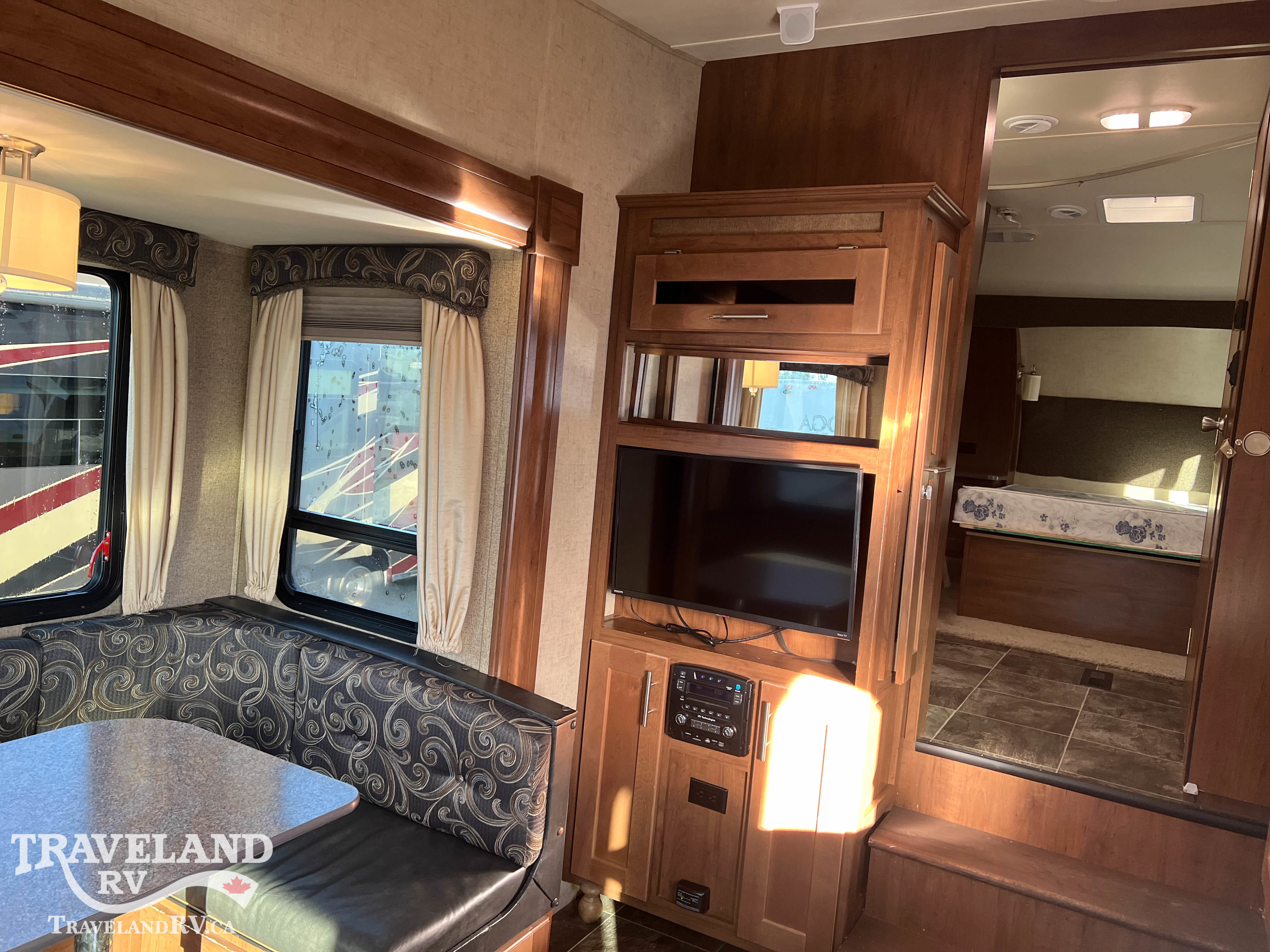 2016 Forest River WILDCAT 242RL - Image 12