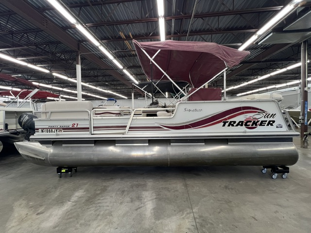 1997 SUN TRACKER PARTY BARGE 21 - Image 1