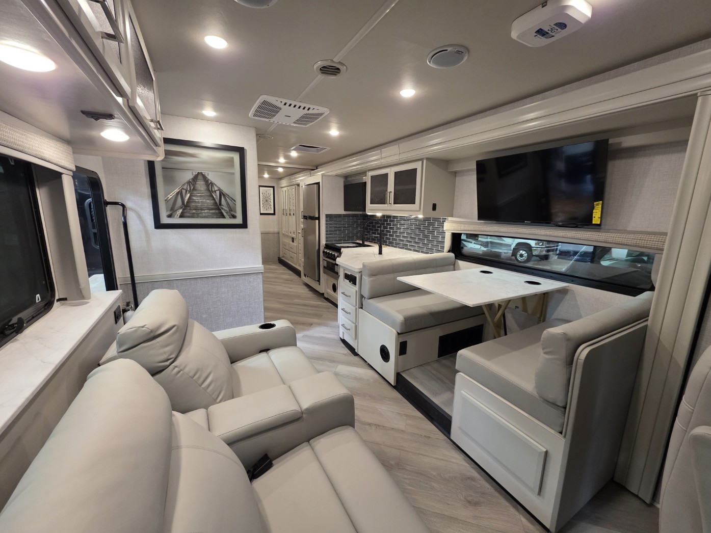 2026 Holiday Rambler Invicta 33HB - Image 11
