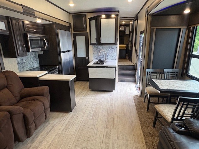 2018 GRAND DESIGN MOMENTUM 394M - Image 4