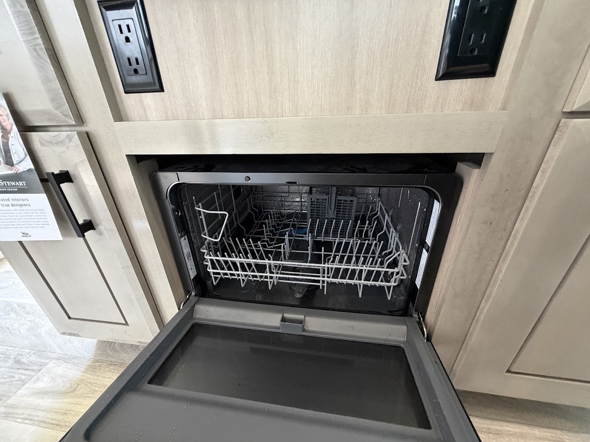 2027 JAYCO PINNACLE 32RLTS - Image 29