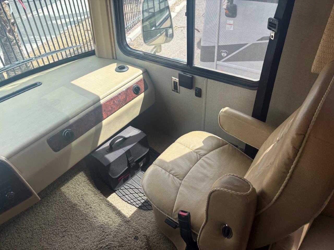 2014 Newmar Bay Star 3309 - Image 21
