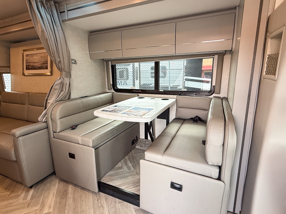 2025 THOR MOTORCOACH 24FB - Image 33