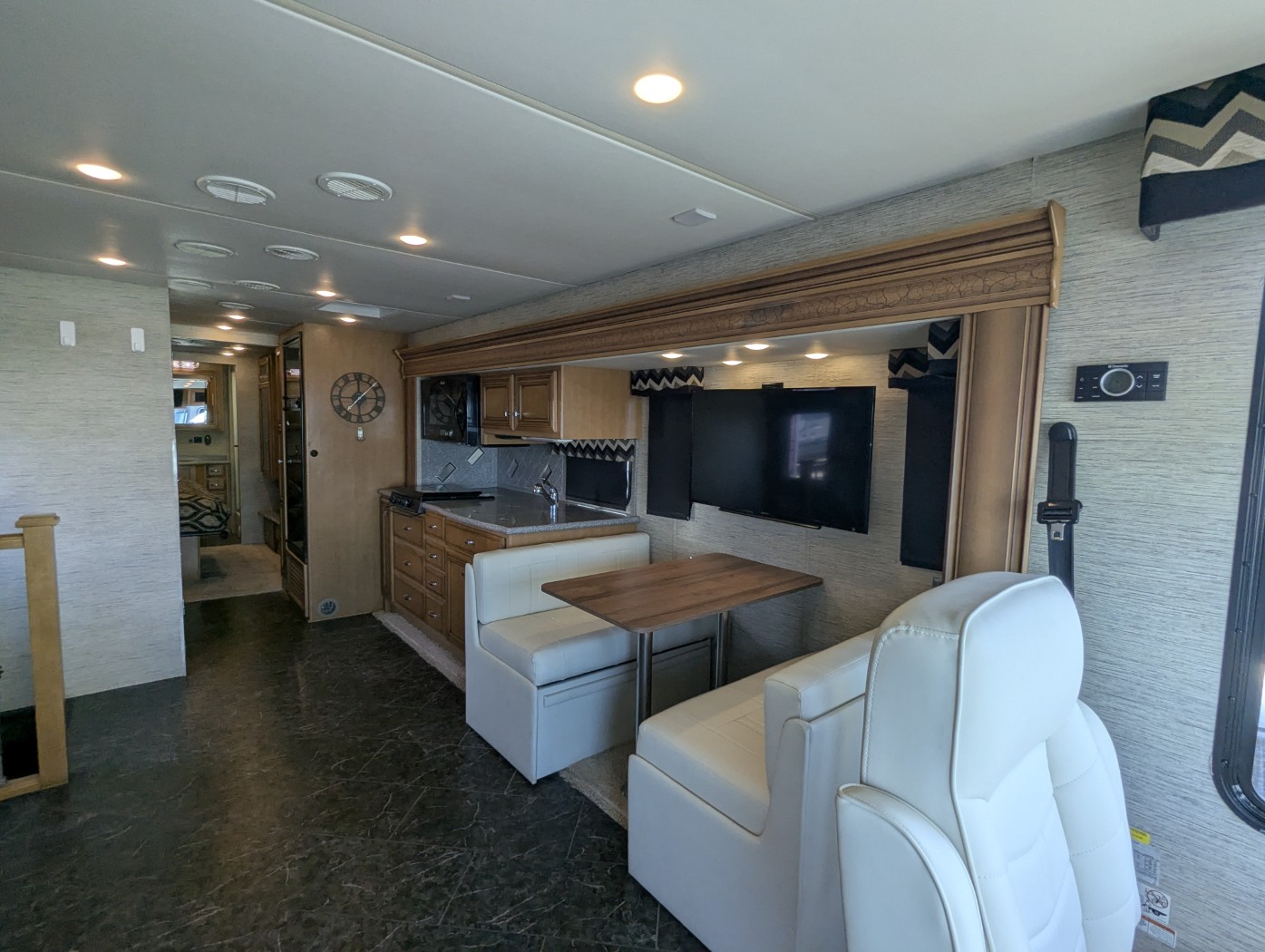 2016 Newmar Bay Star 3403 - Image 13