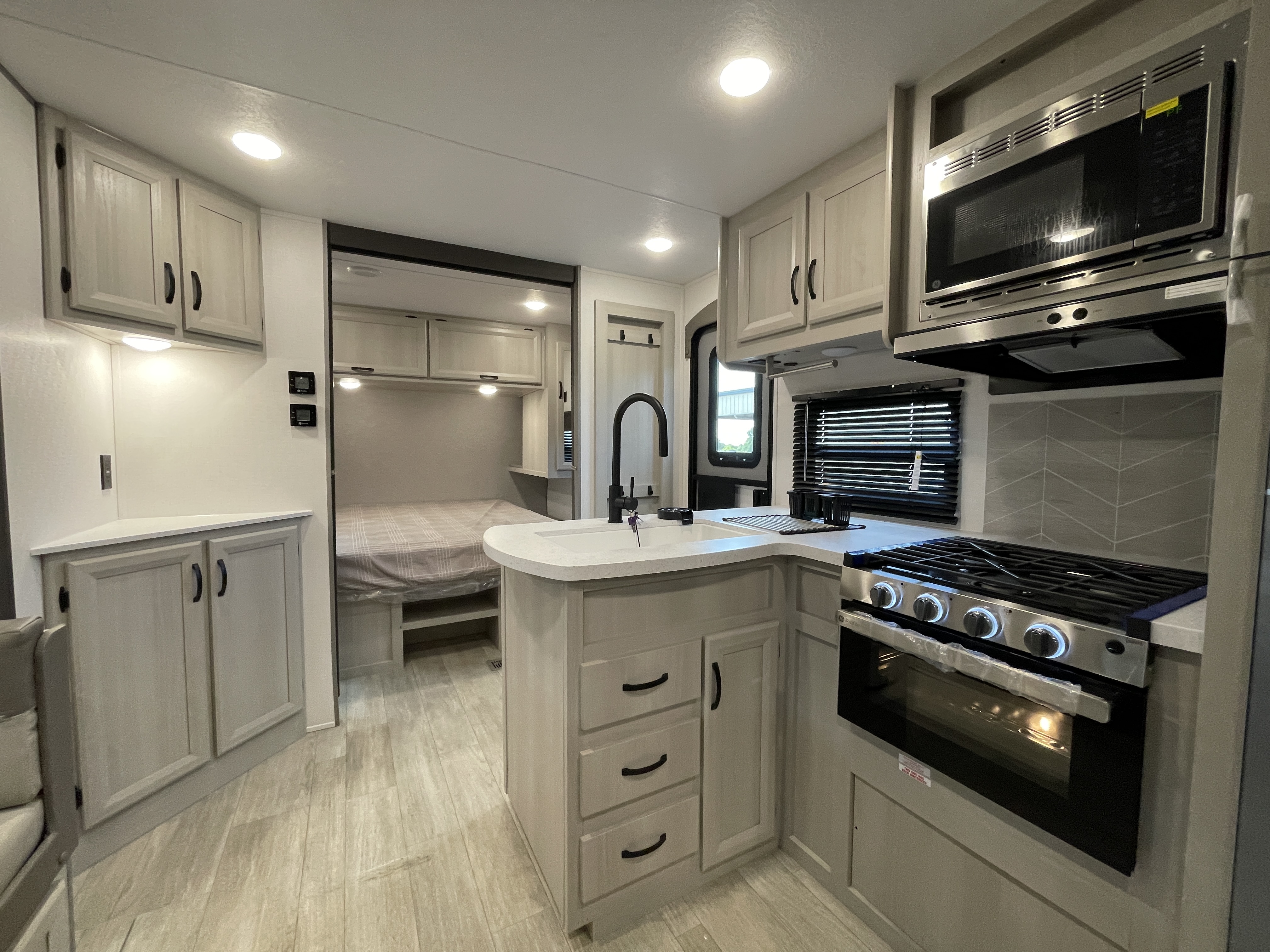 2027 Coachmen Catalina Legacy Edition 273DBHCK - Image 22