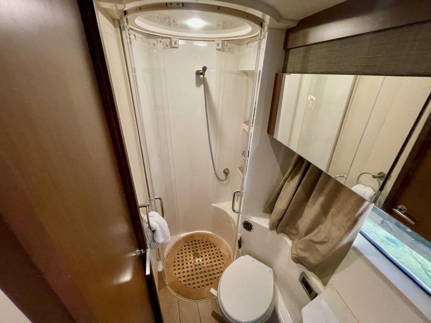 2017 Sea Ray 400 Sundancer - Image 59