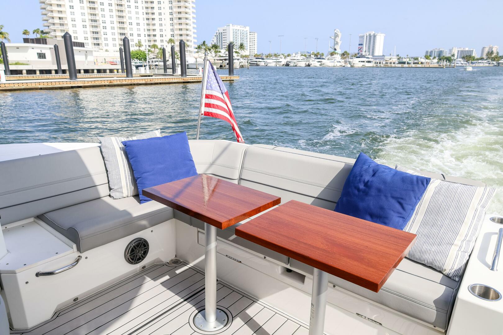 2014 Cruisers Yachts 45 Cantius - Image 20