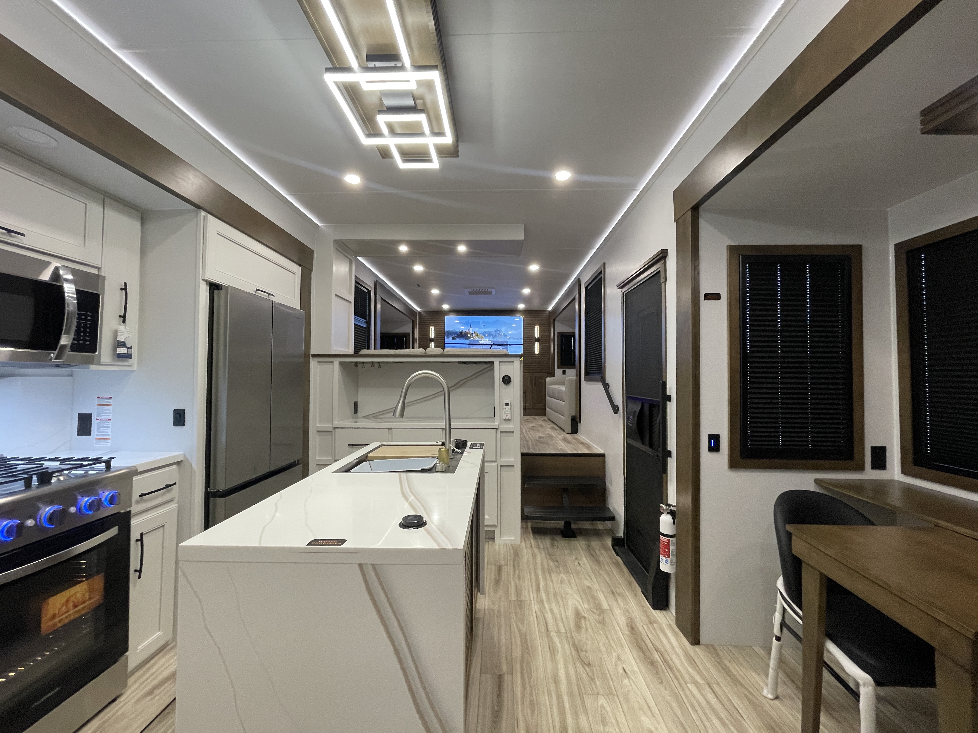 2027 Keystone Montana 3800FL - Image 18