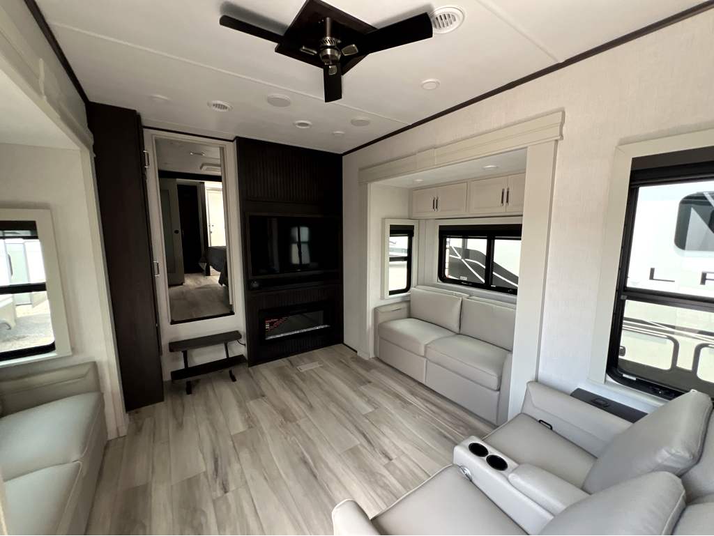 2025 Keystone ALPINE 3820FK - Image 5