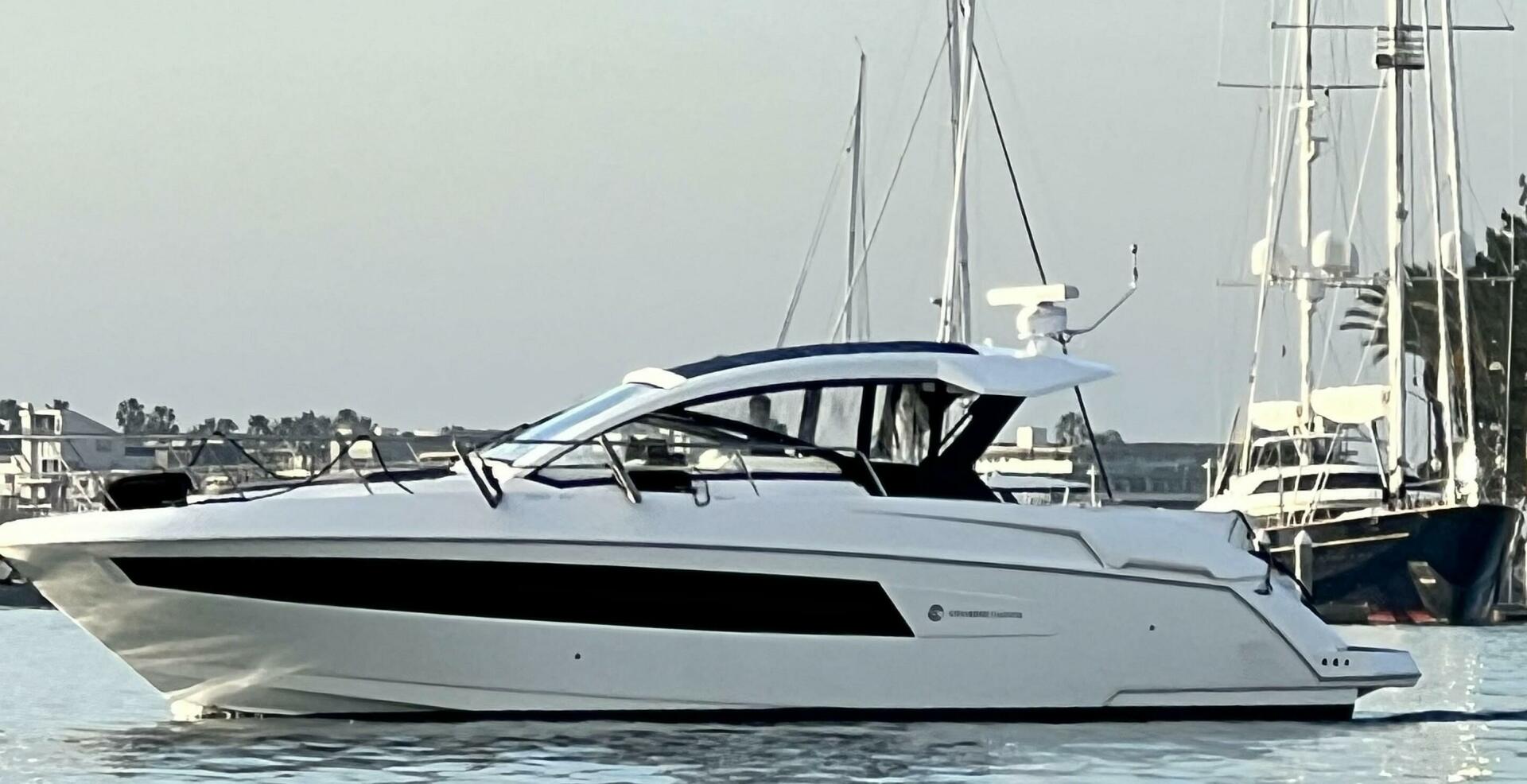 2017 Cruisers Yachts 390 Express Coupe - Image 1